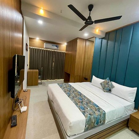 Hotel Royal Elite Rajkot Buitenkant foto