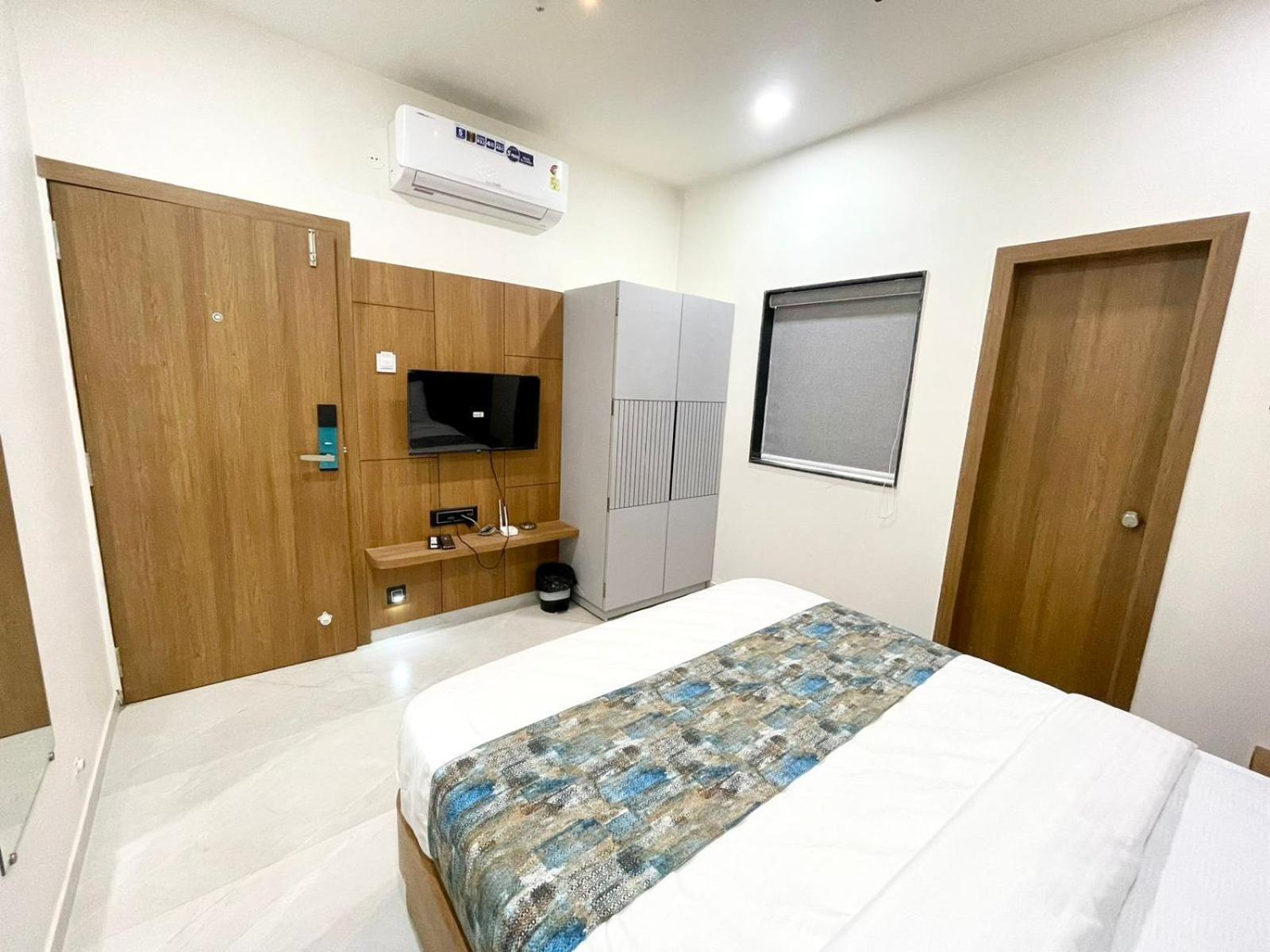 Hotel Royal Elite Rajkot Buitenkant foto