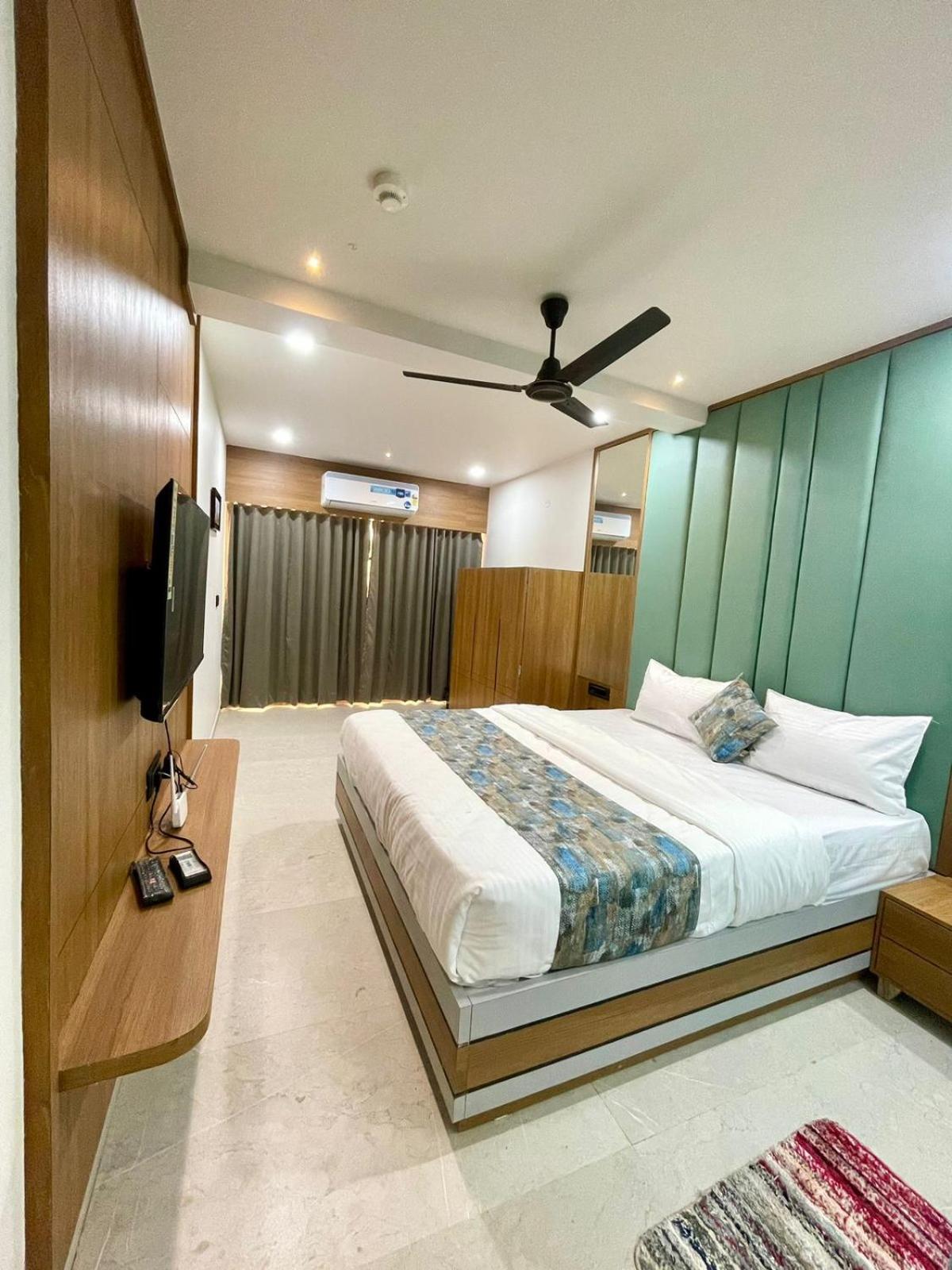 Hotel Royal Elite Rajkot Buitenkant foto