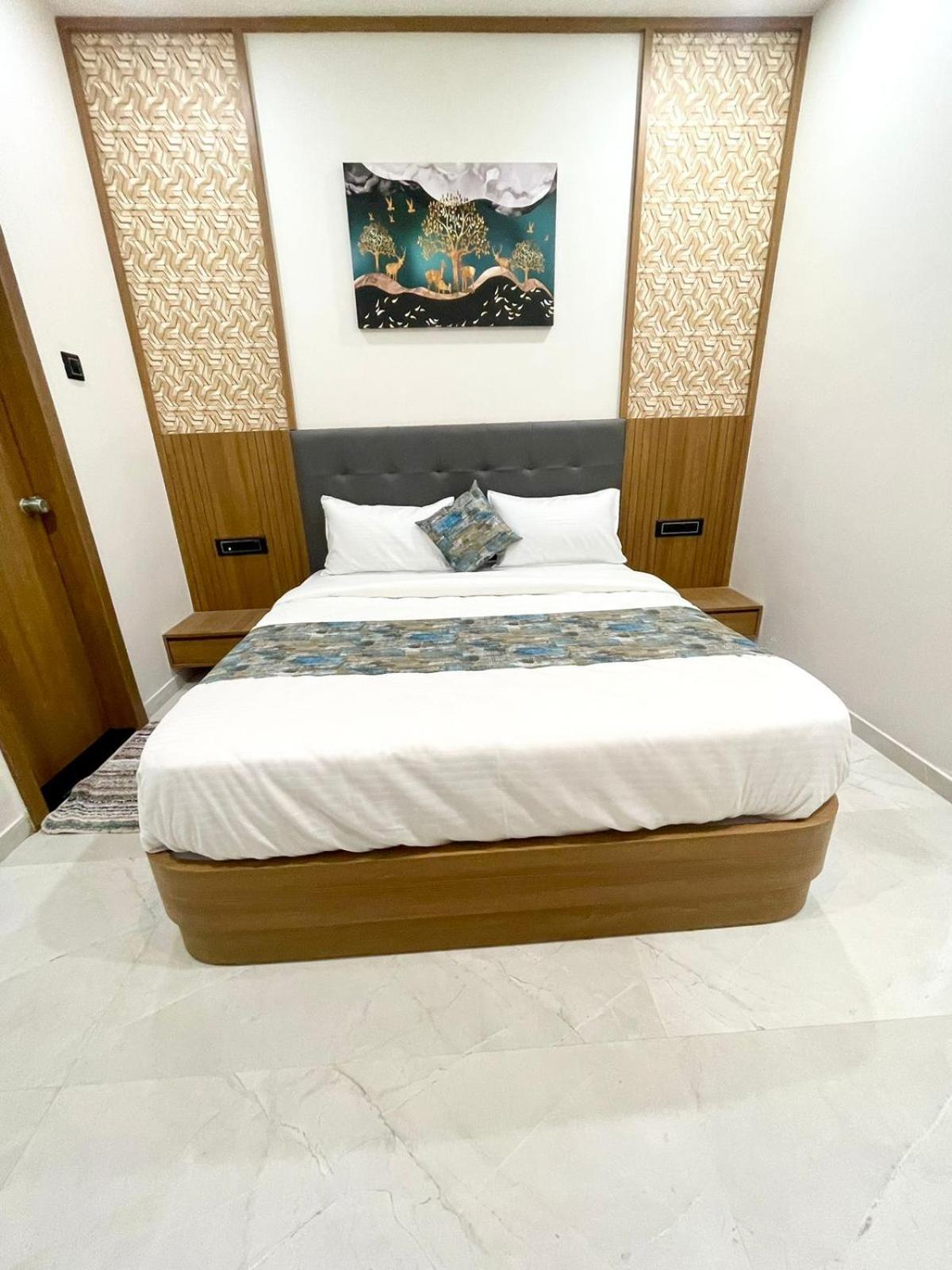 Hotel Royal Elite Rajkot Buitenkant foto