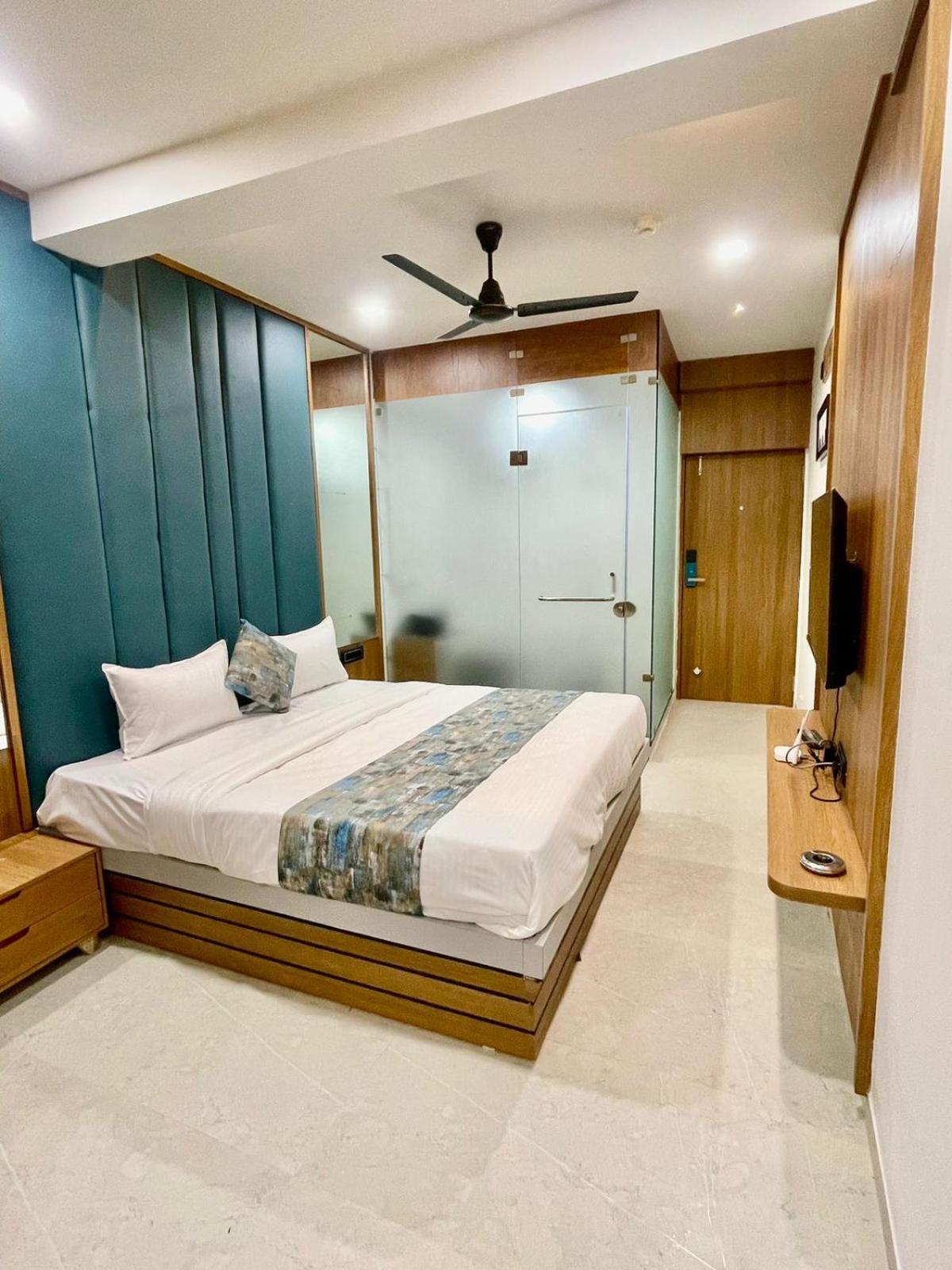Hotel Royal Elite Rajkot Buitenkant foto