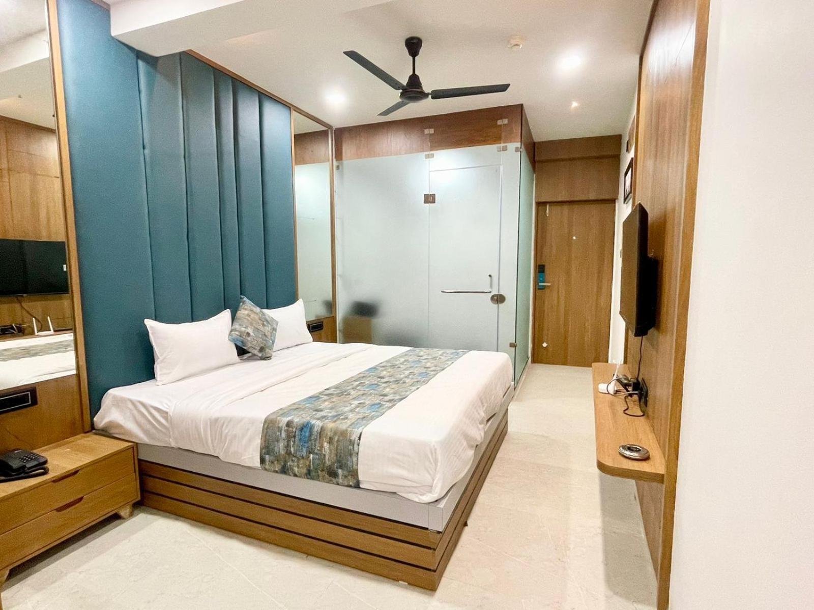 Hotel Royal Elite Rajkot Buitenkant foto