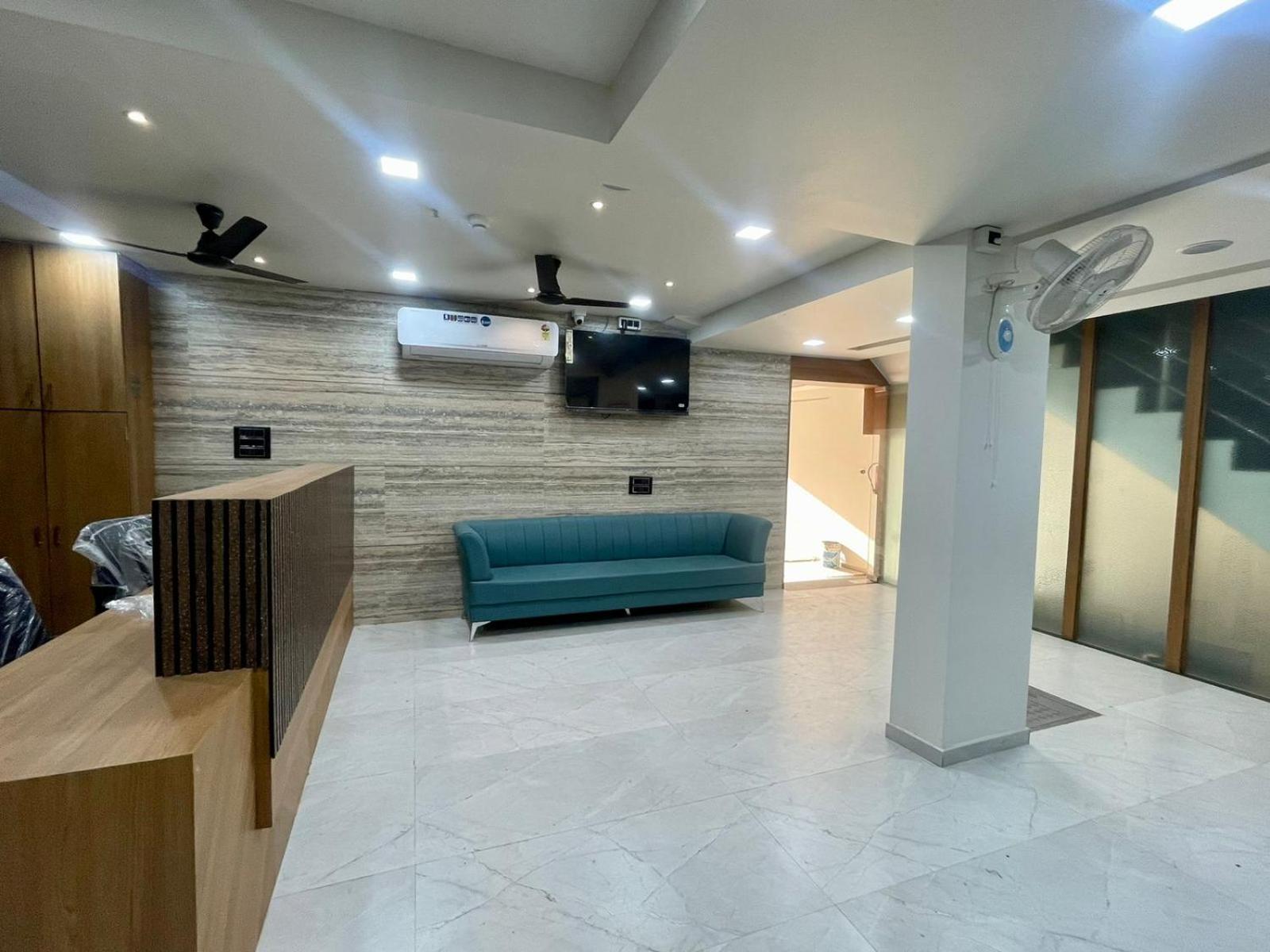 Hotel Royal Elite Rajkot Buitenkant foto