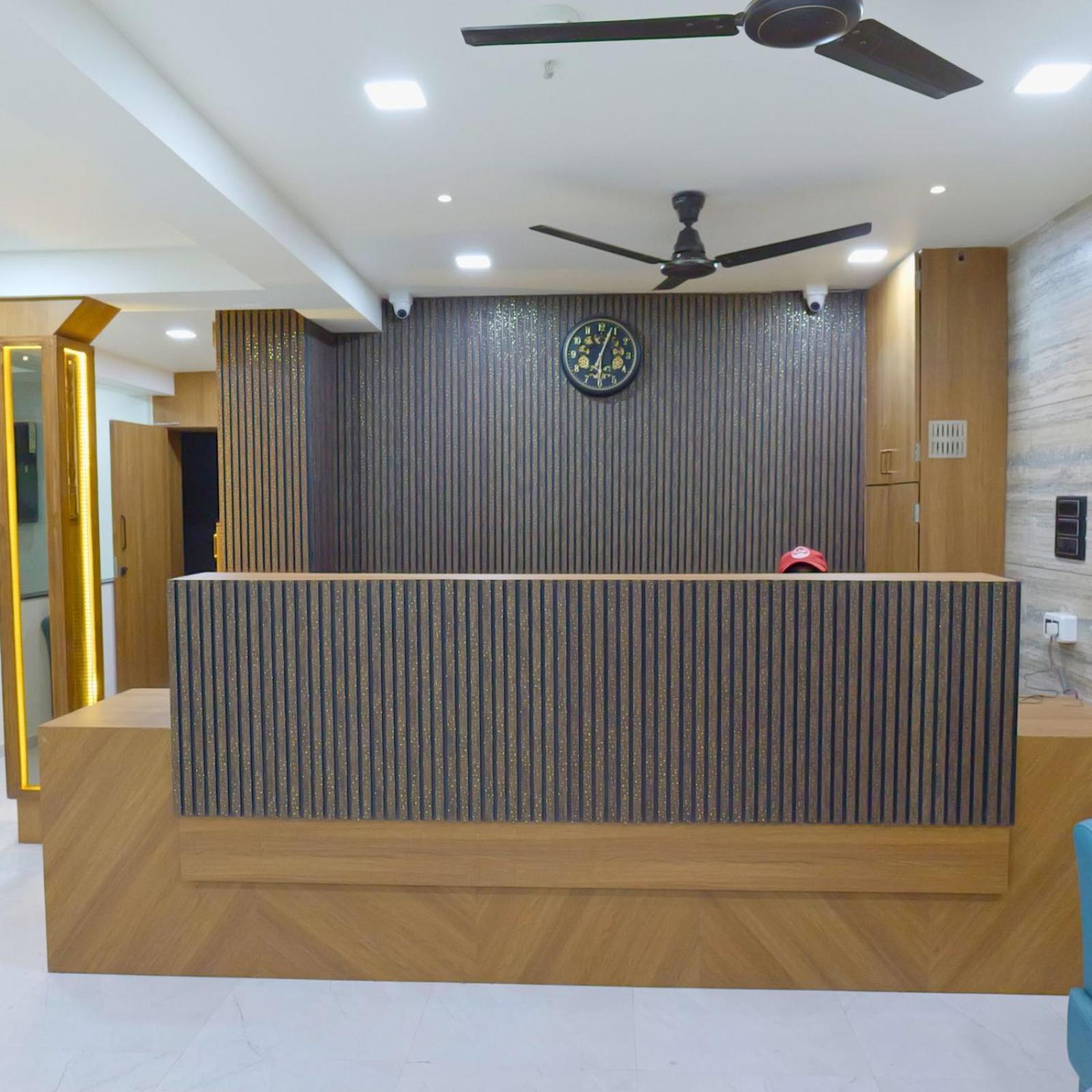 Hotel Royal Elite Rajkot Buitenkant foto
