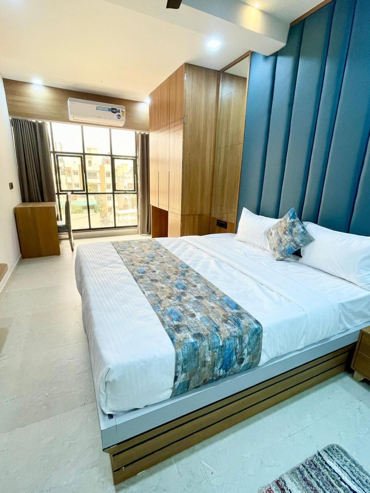 Hotel Royal Elite Rajkot Buitenkant foto