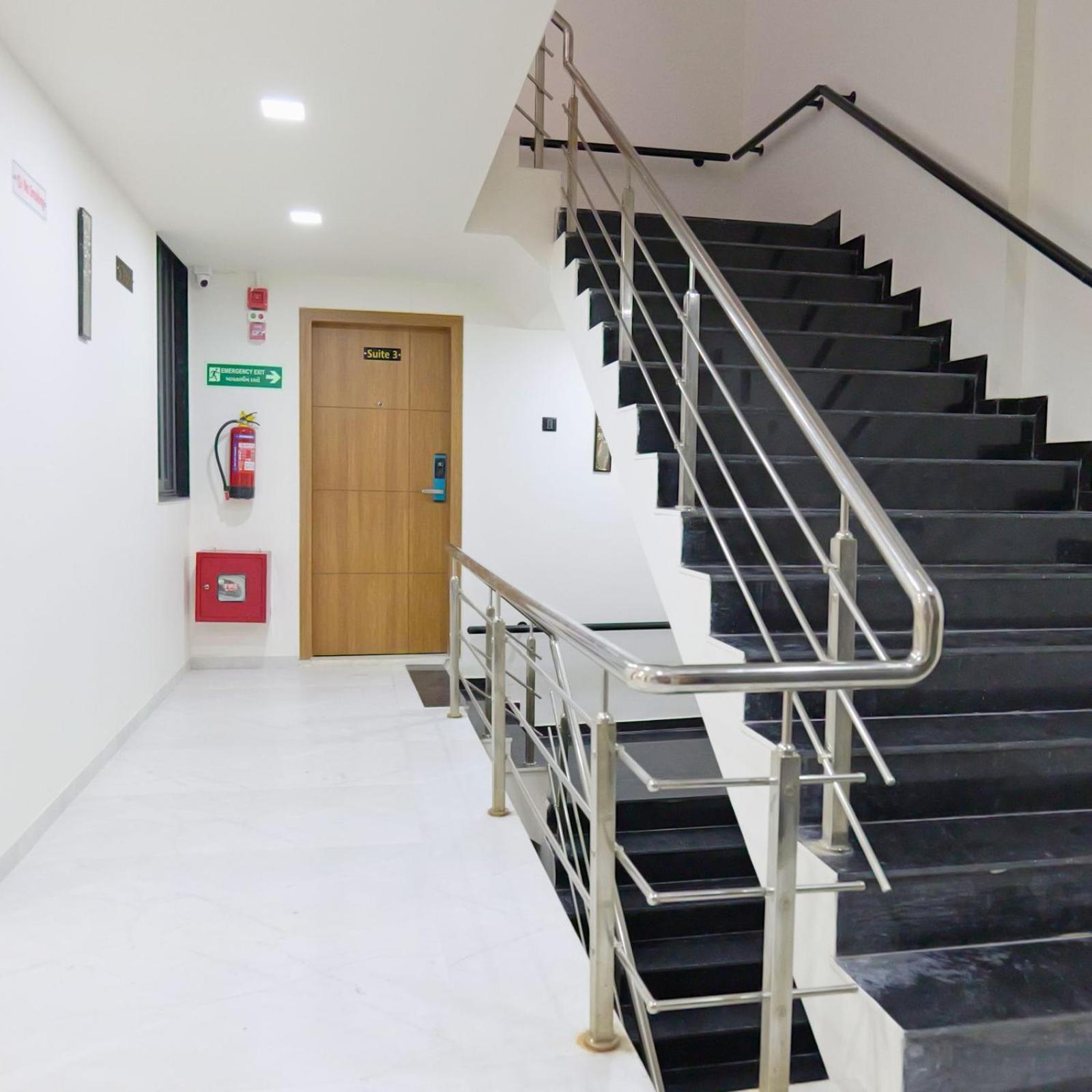 Hotel Royal Elite Rajkot Buitenkant foto